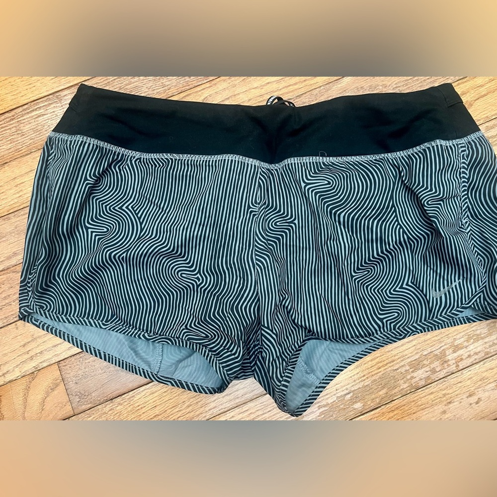 Nike Dri-FIT Gray Women’s Athletic Shorts L Large
